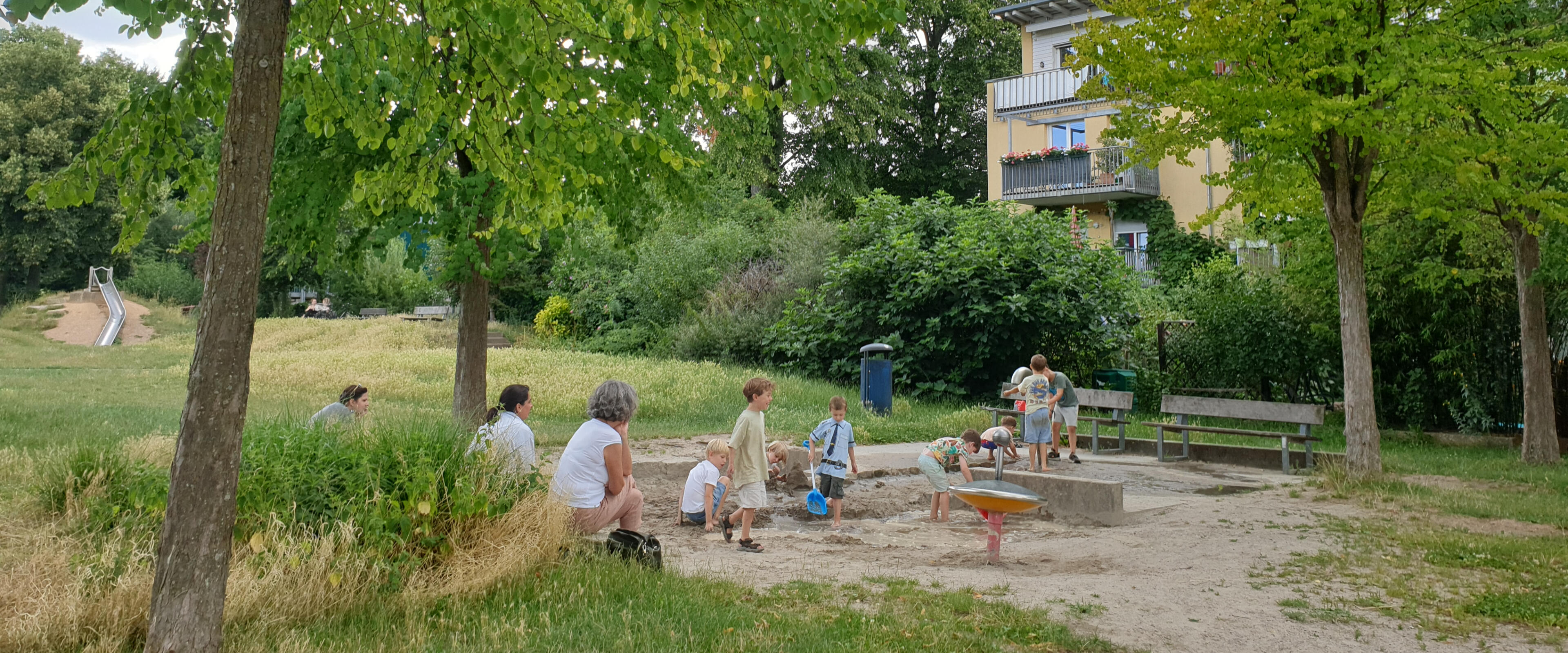 speelplaats vergroenen meer speelnatuur, meer bomen, speeltoestel, natuurlijk, hout