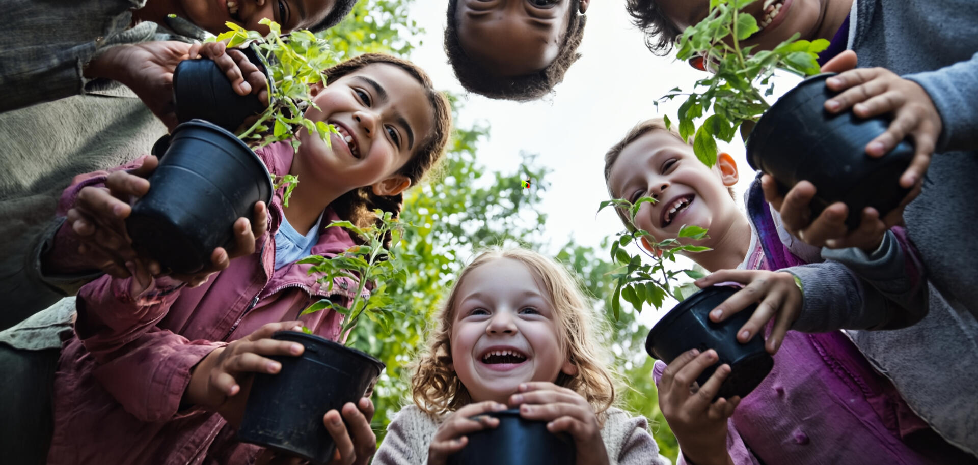 Kinderen helpen mee planten op de speelplaats